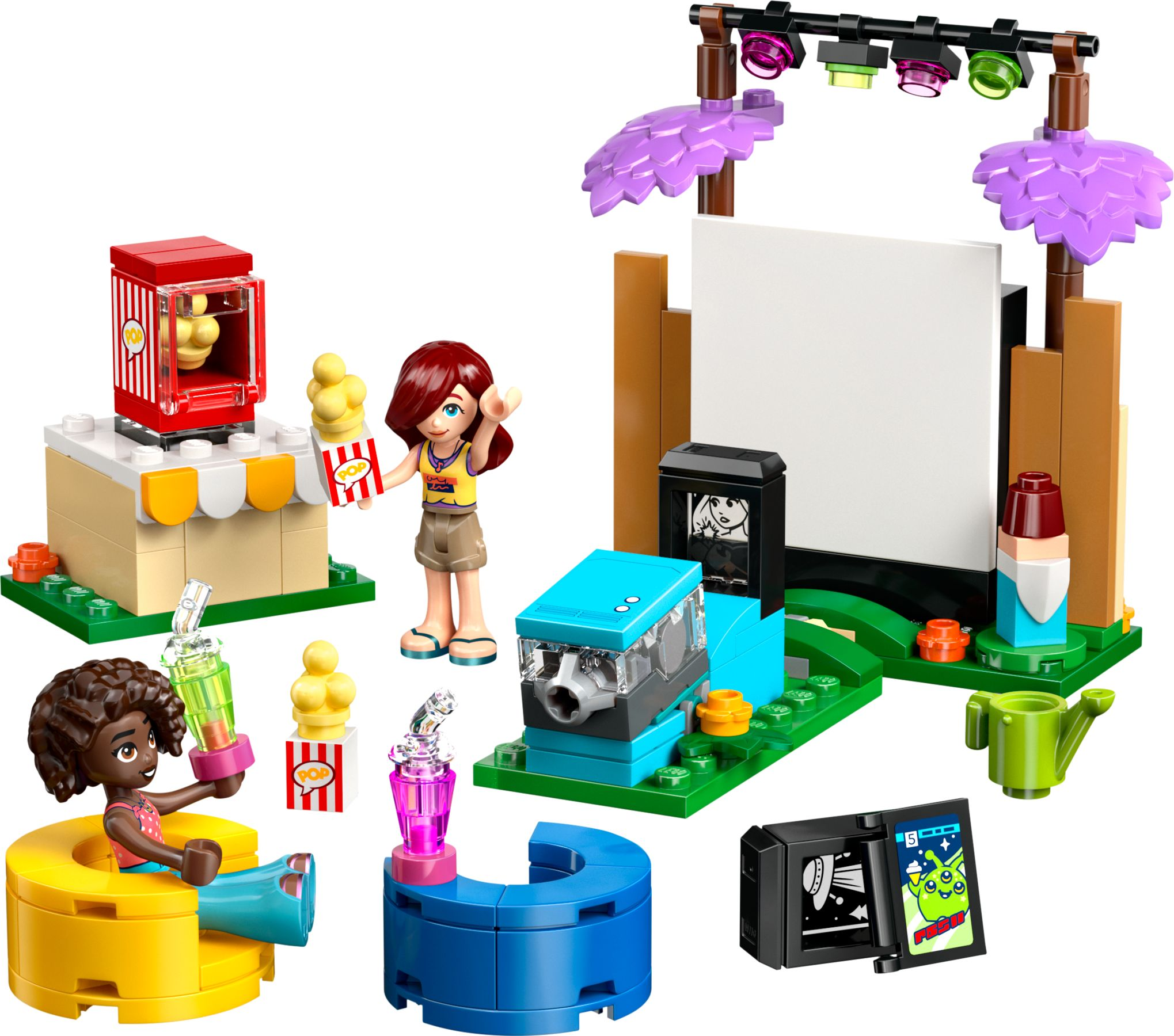Bunte Lego-Figuren spielen im Freien mit einer Filmleinwand, Popcorn und einem Projektor.