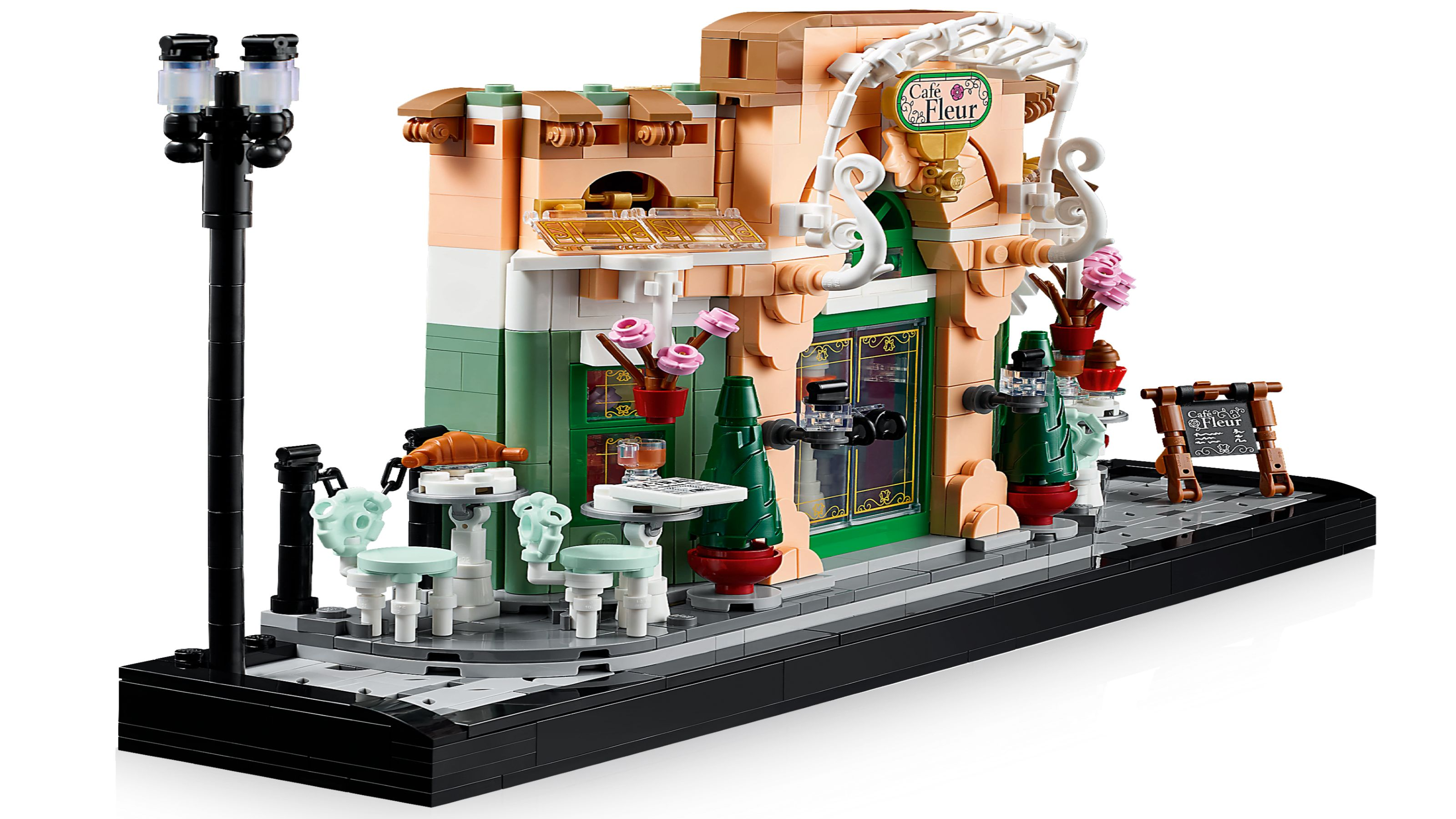 Ein Lego-Café-Modell mit Tischen, Stühlen, Lampe und Schild.