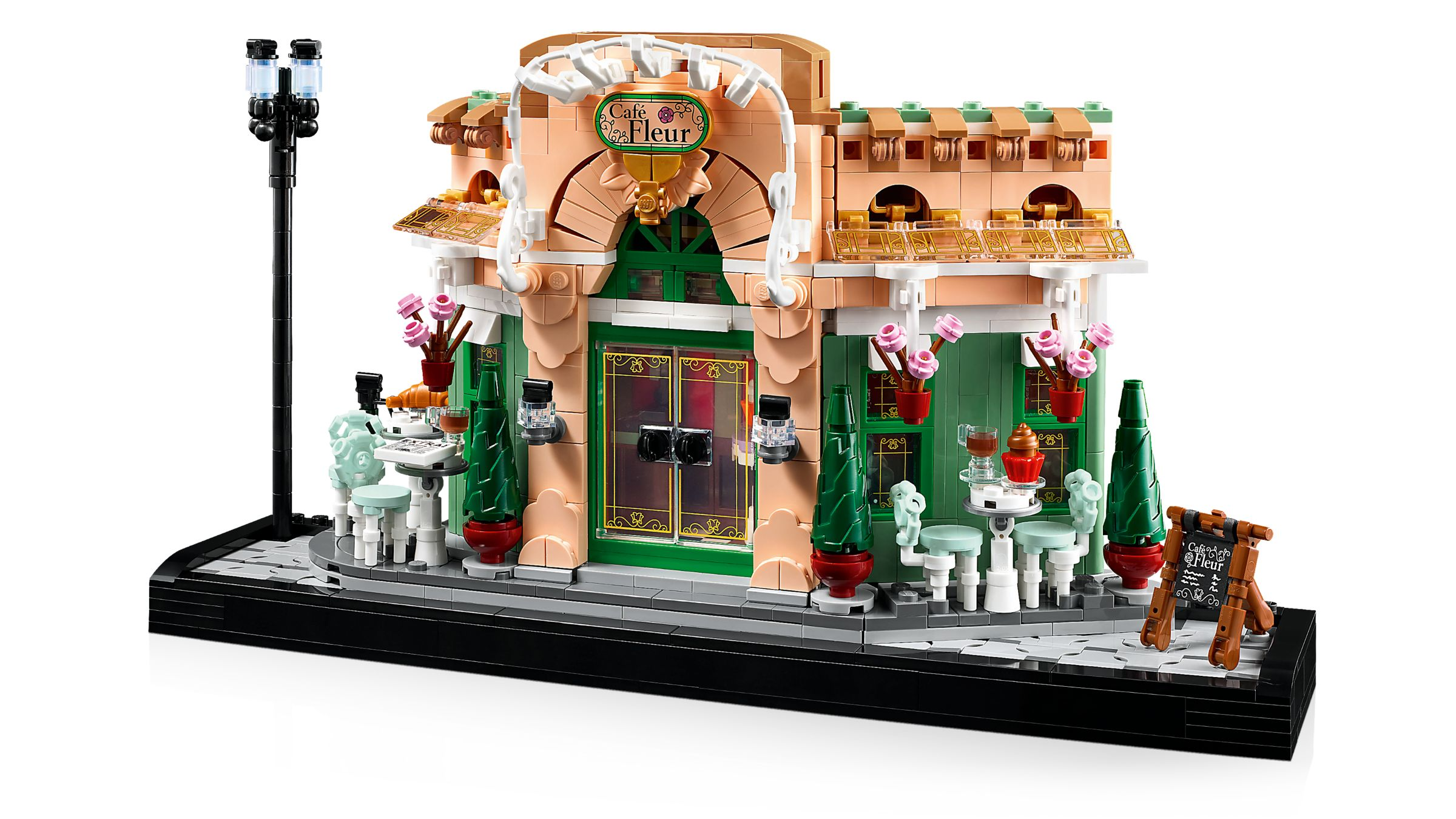 Ein Lego-Café mit Schild, Tischen, Stühlen und Lampe.