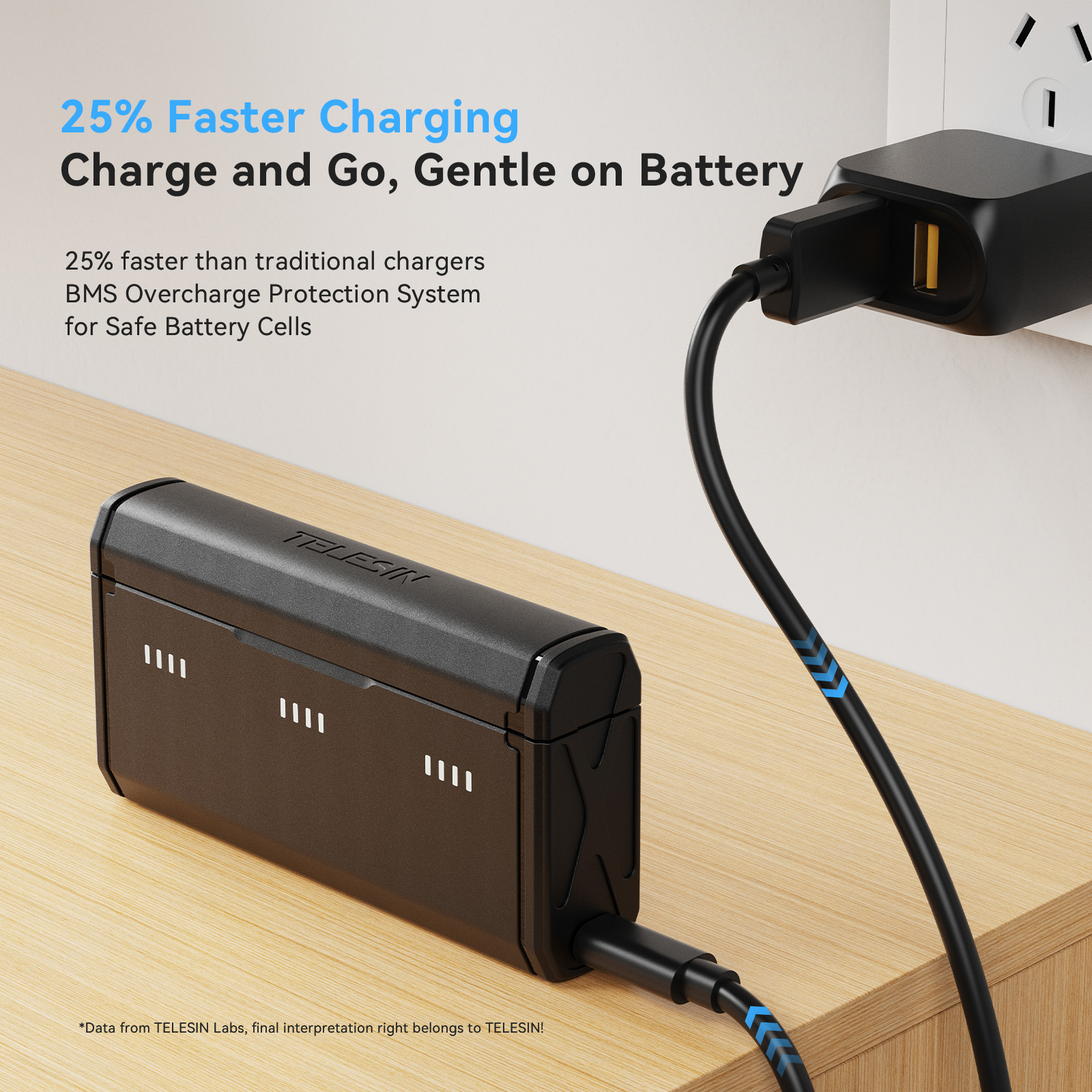 Un chargeur noir est branché sur une prise, un câble le relie à une batterie.