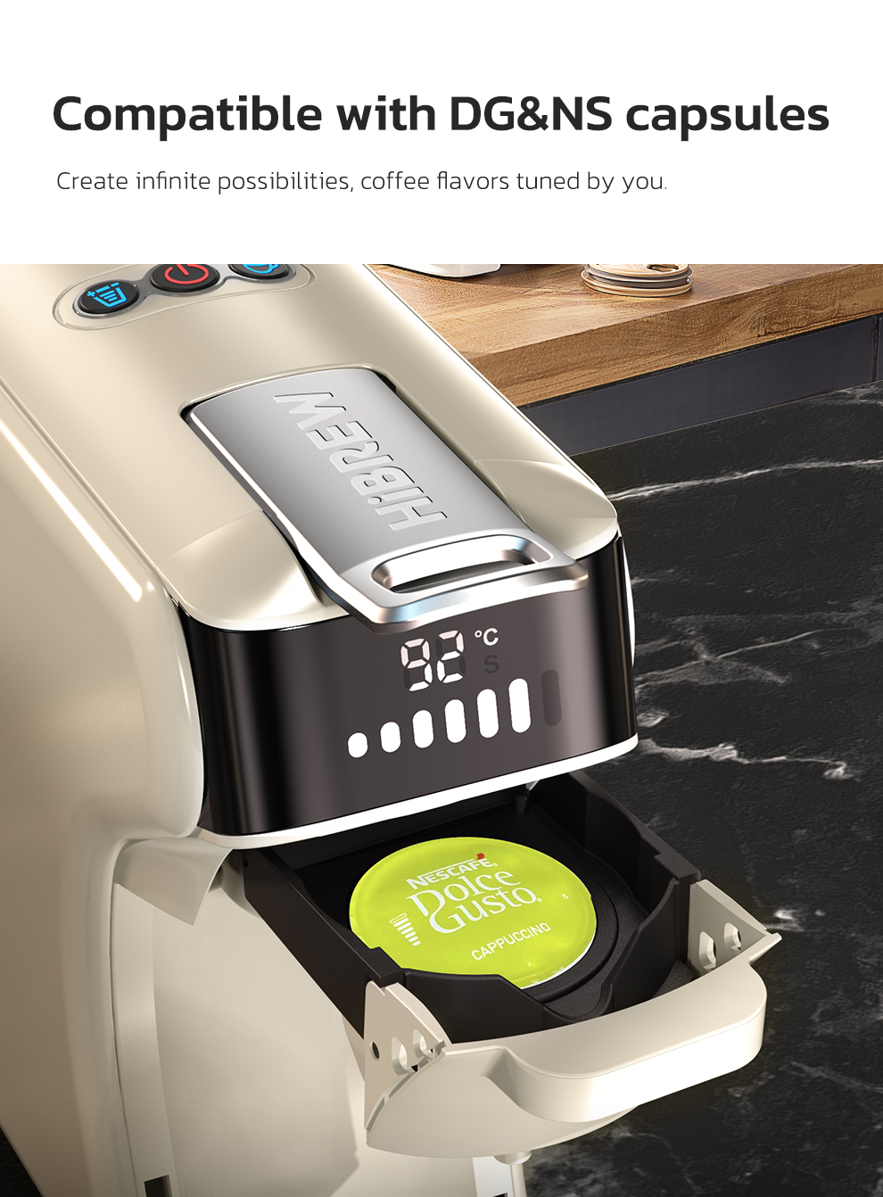 Cafetera color crema con pantalla digital de 92°C y cápsula Nescafé verde.