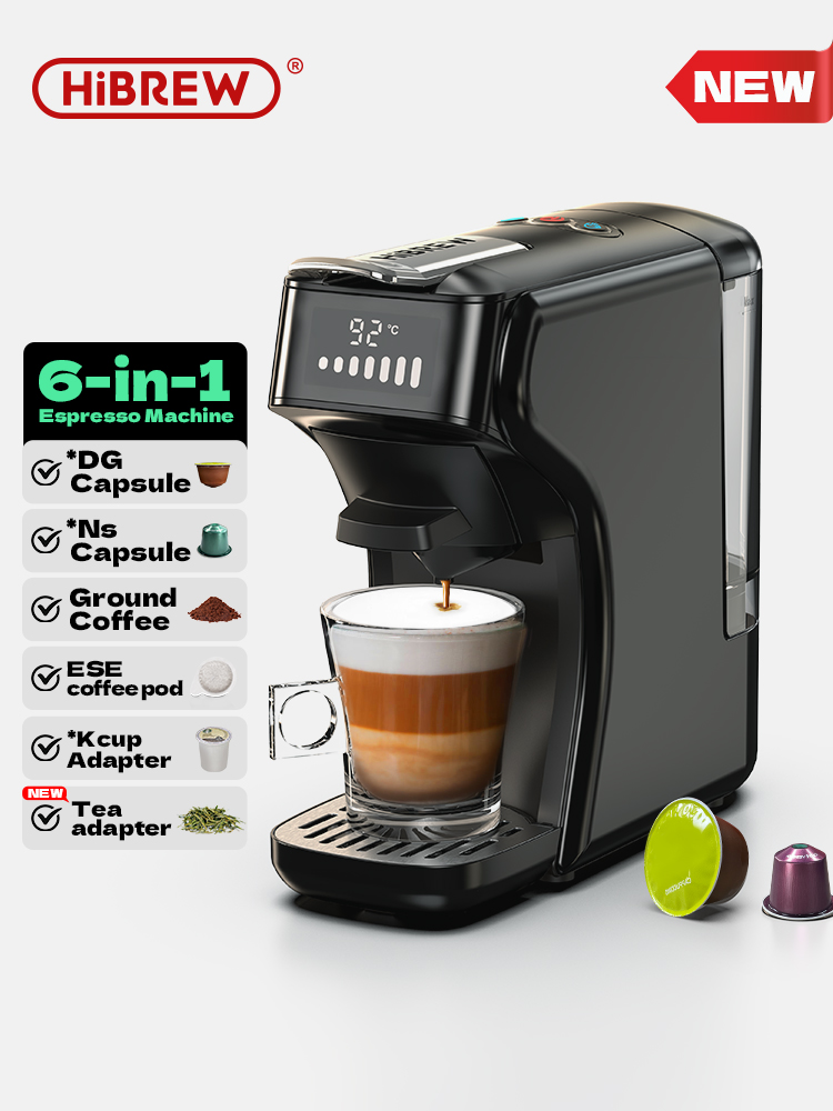 Máquina de espresso negra 6 en 1 con vaso y café, cápsulas de café al lado.