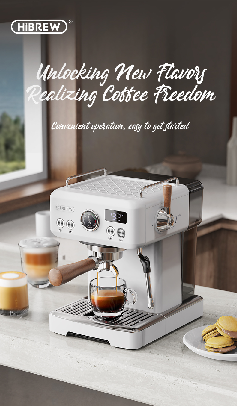 Máquina de espresso blanca preparando café en una taza de vidrio transparente. Cerca hay dos bebidas de café en capas y macarons.