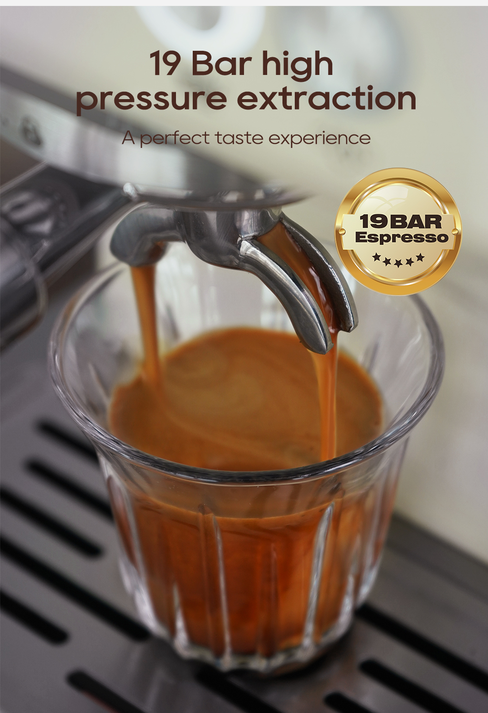 El espresso fluye de una máquina a un vaso. Se ve un emblema dorado.