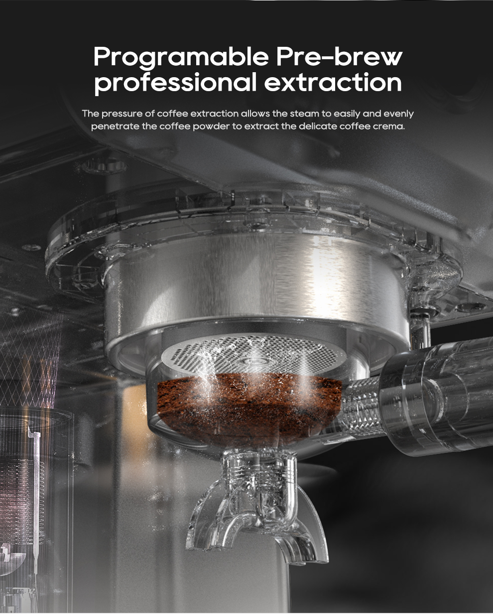 Grupo de infusión de cafetera con café molido y gotas de agua.