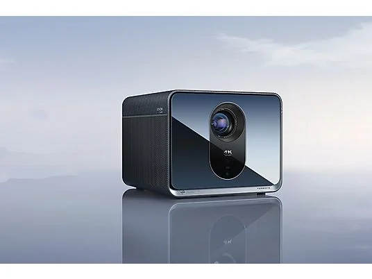 Ein moderner Projektor mit 4K-Technologie auf einer reflektierenden Oberfläche.