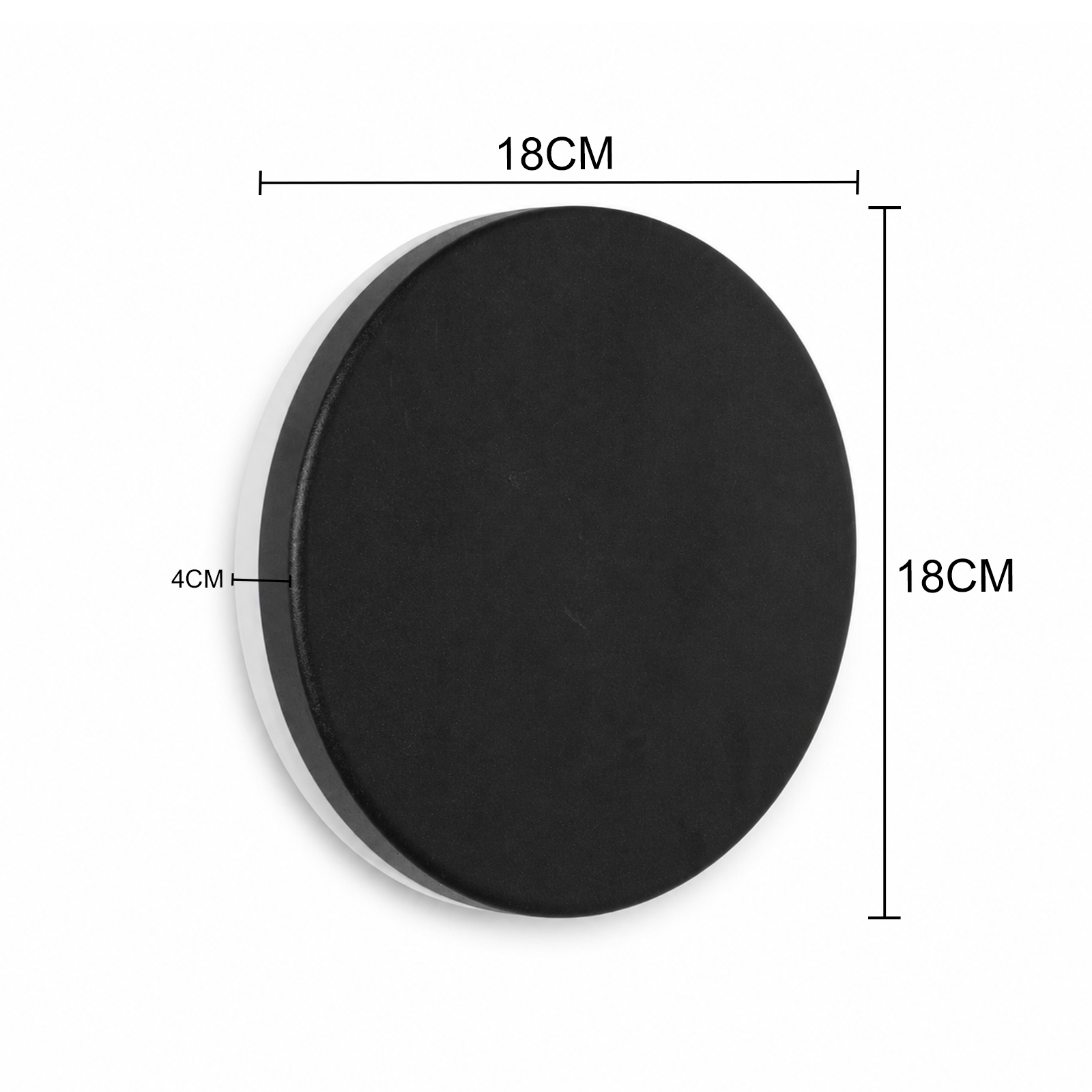 Objeto redondo negro, 18x18x4cm, con marcas de dimensiones.