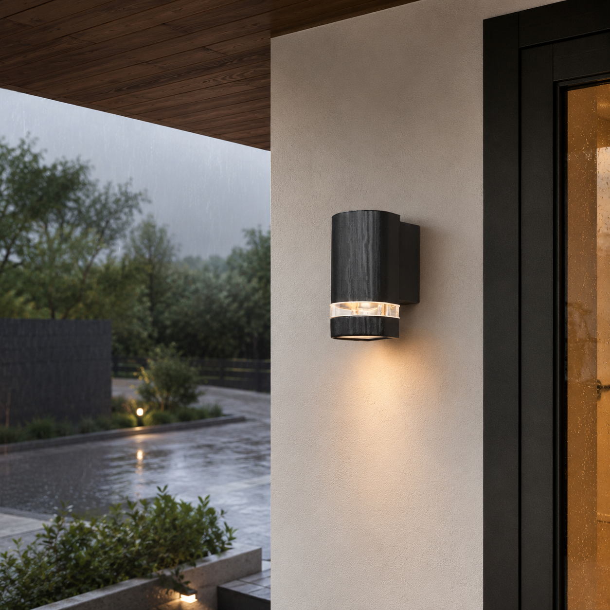 Lámpara de pared negra con detalles de cristal iluminada bajo la lluvia nocturna.