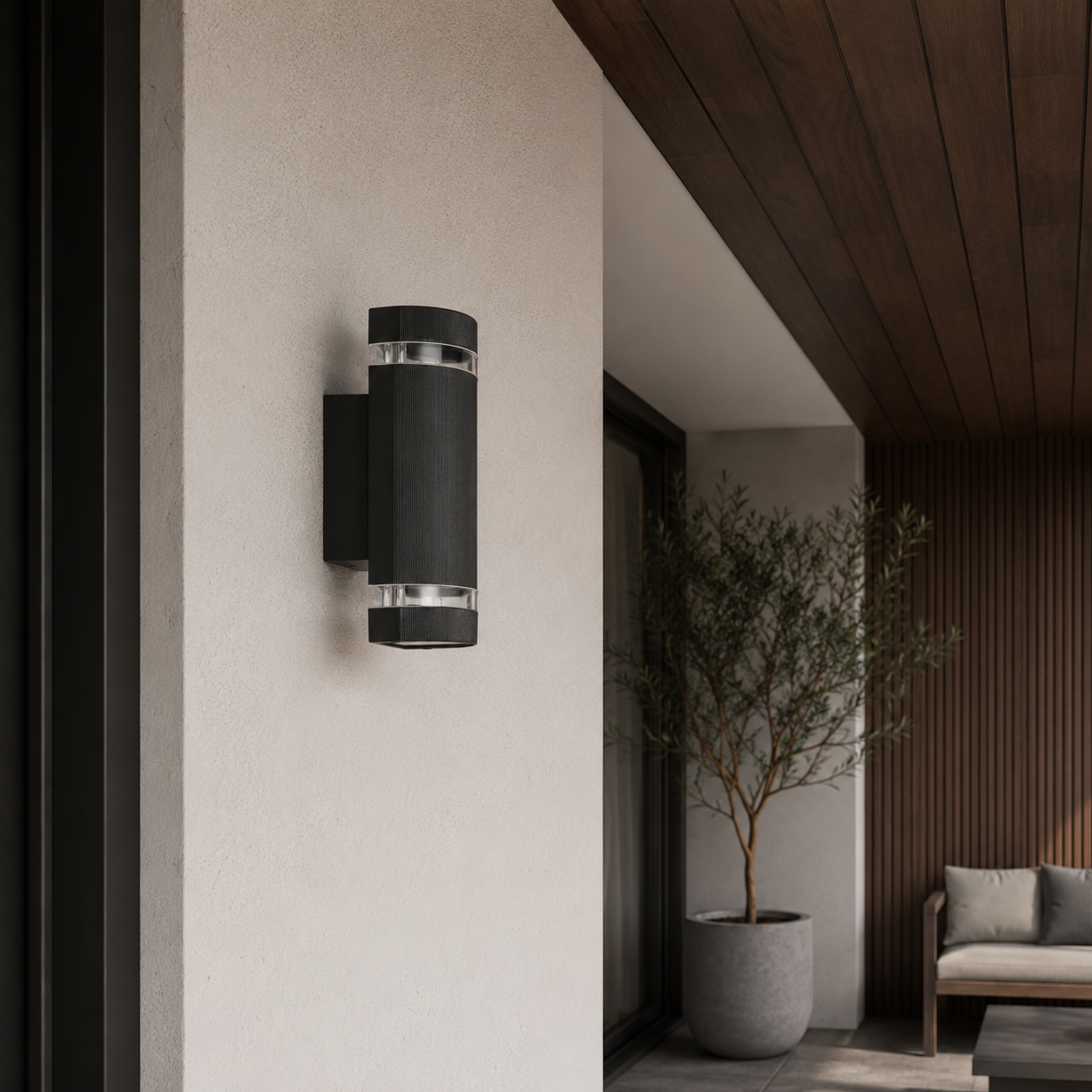 Una aplique de exterior moderno negro con acentos de cristal transparente está montado en una pared texturizada.