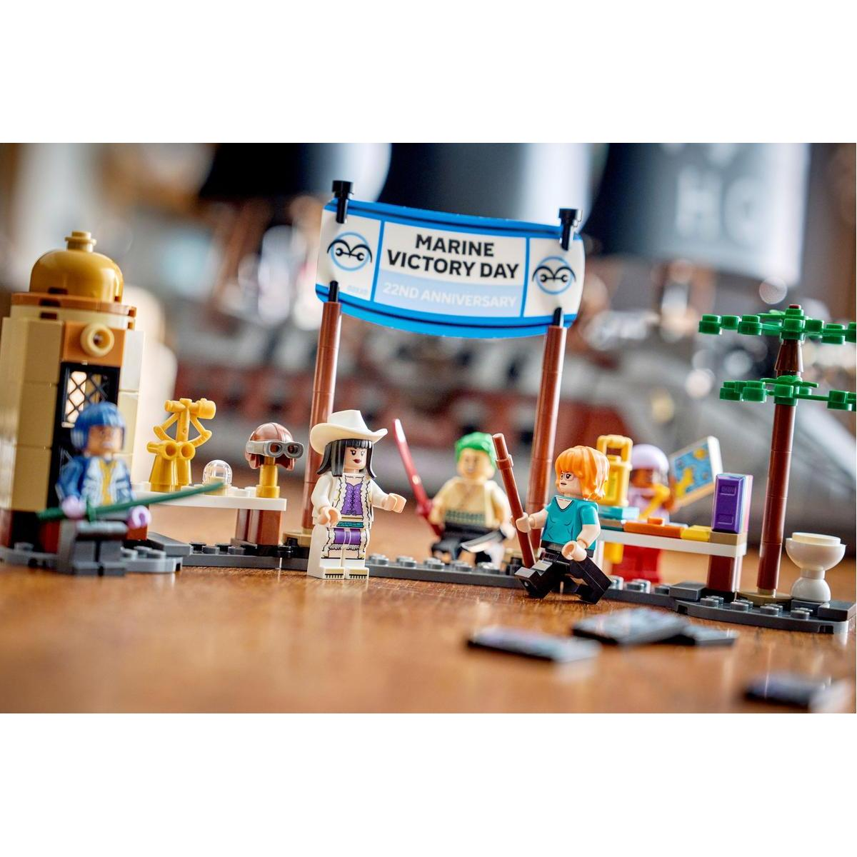 Figuras de Lego frente a una pancarta de 'Marine Victory Day'.