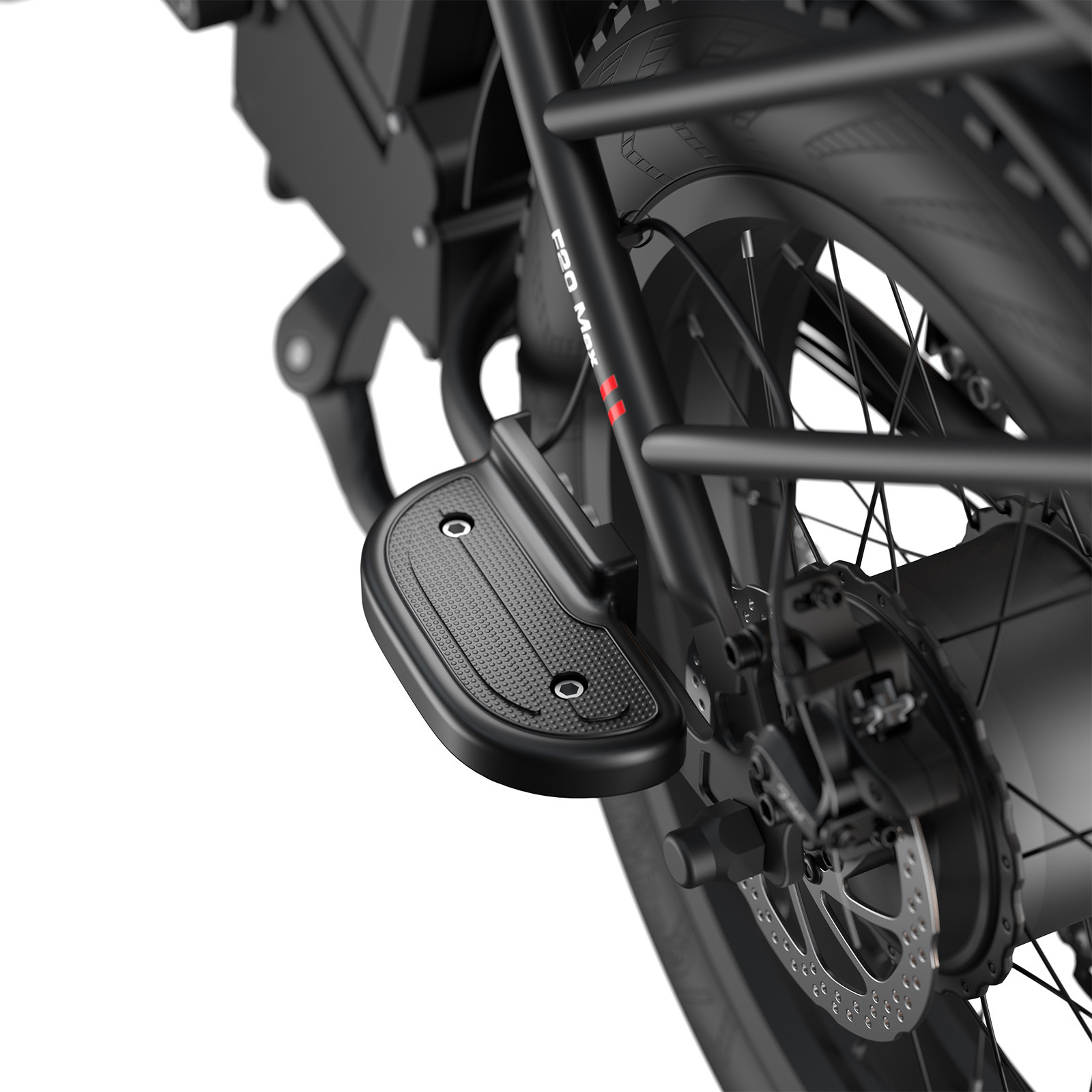 Primer plano de un cuadro de bicicleta negro con reposapiés, rueda y disco de freno.