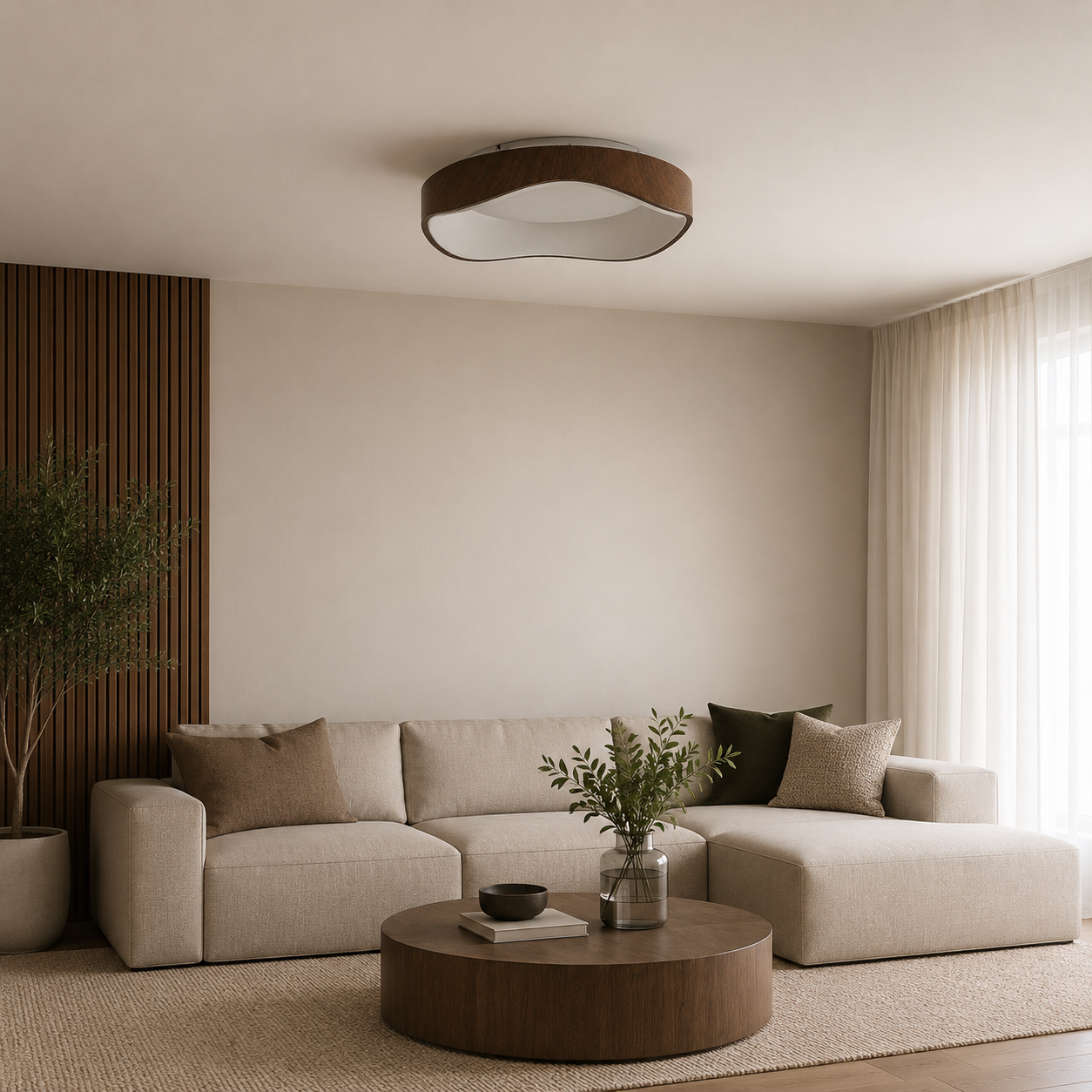 Una sala de estar luminosa con un sofá seccional beige, mesa de madera y planta.