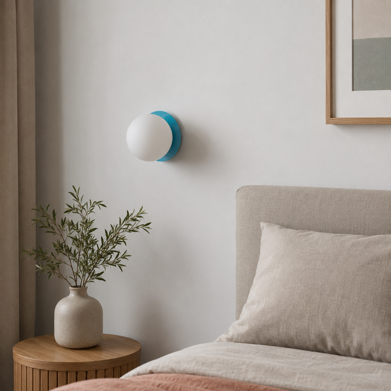 Un dormitorio moderno con una lámpara de pared globo azul y blanca sobre una mesita de noche.