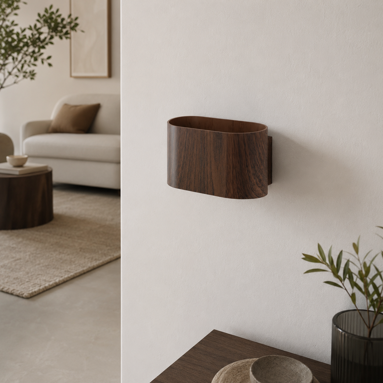 Estante de pared de madera marrón oscuro en una sala.