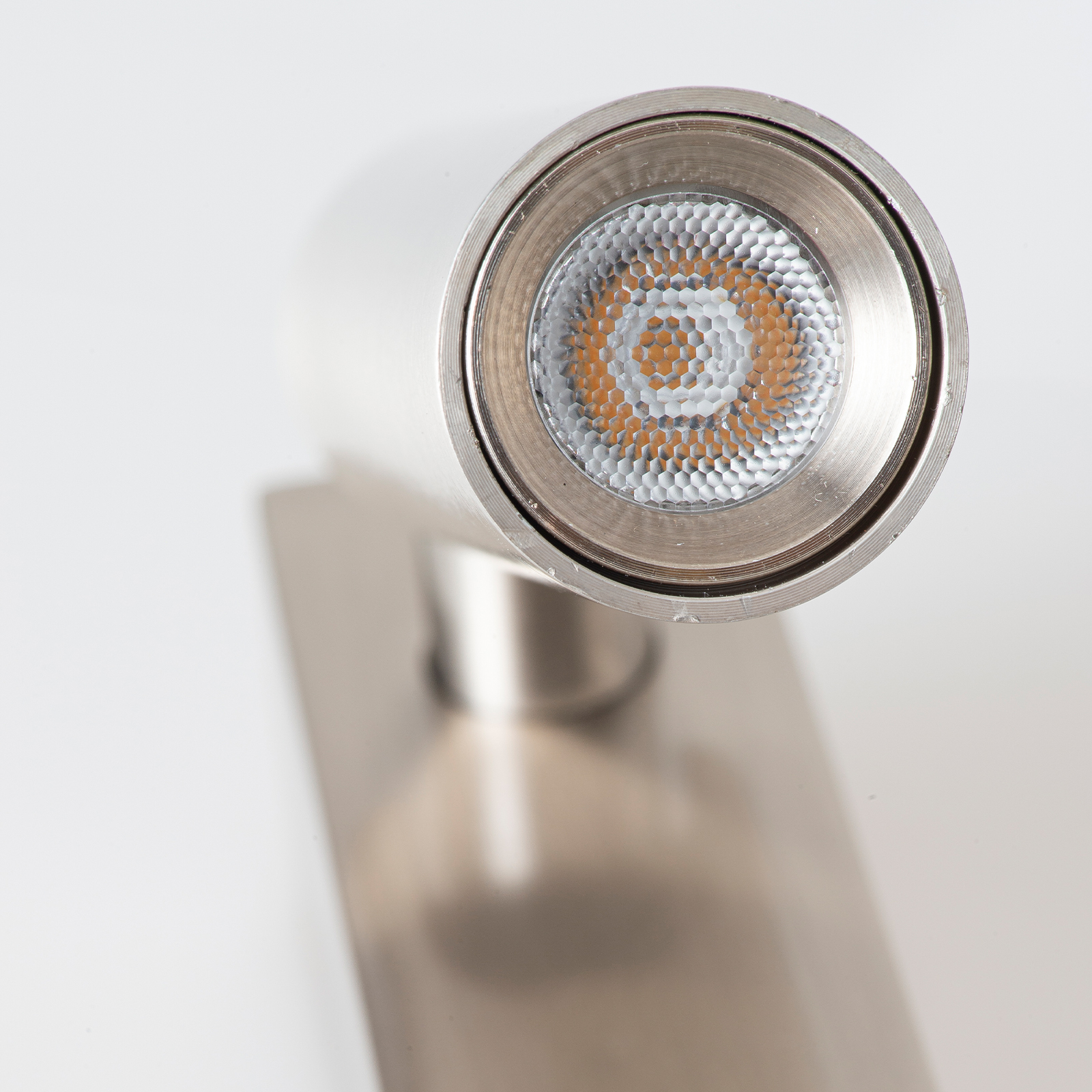 Primer plano de una luz LED plateada con patrón hexagonal.