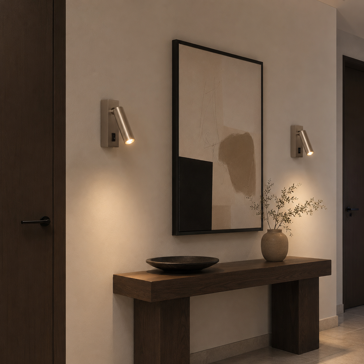 Moderno pasillo con mesa de madera, obra de arte y dos apliques.
