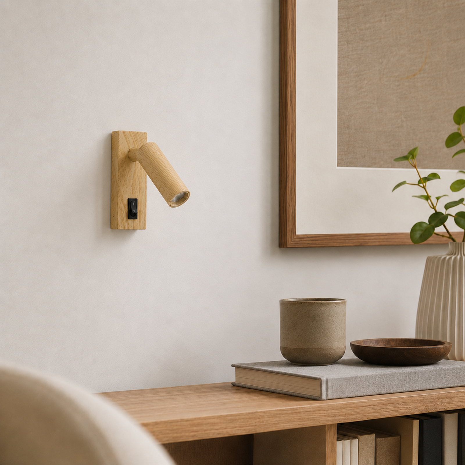 Un aplique de pared de madera con interruptor negro está montado en pared blanca.