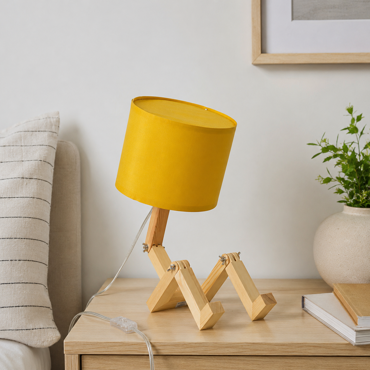 Una lámpara de mesa amarilla con cuerpo articulado de madera en una mesita de noche.