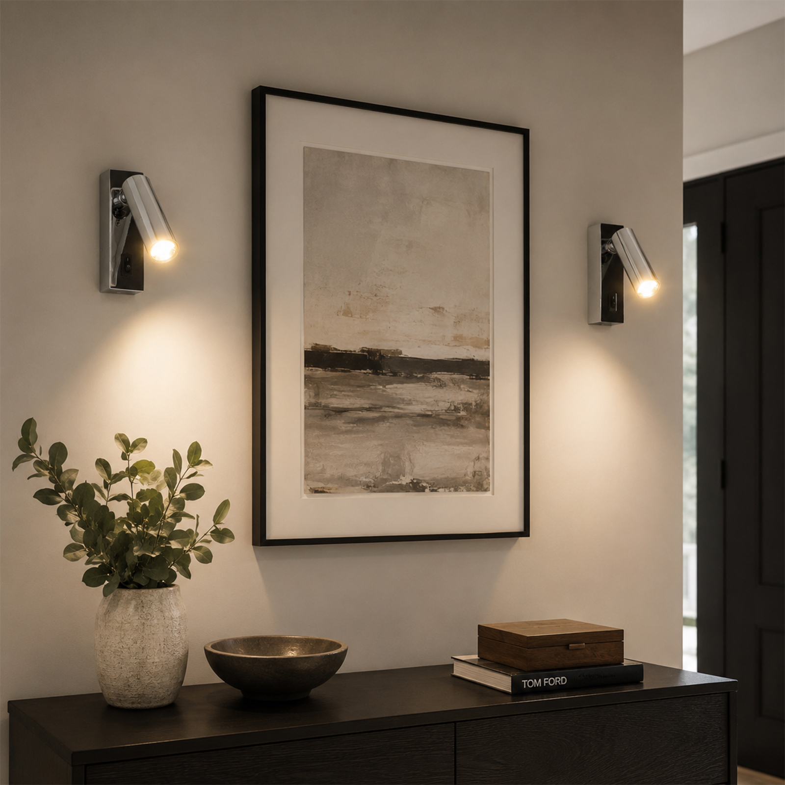 Un pasillo moderno con un cuadro y dos apliques de pared.