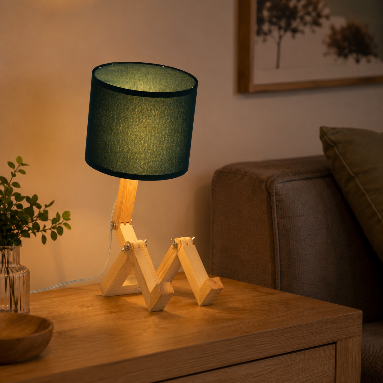 Una mesa de madera con una lámpara verde con forma de figura.