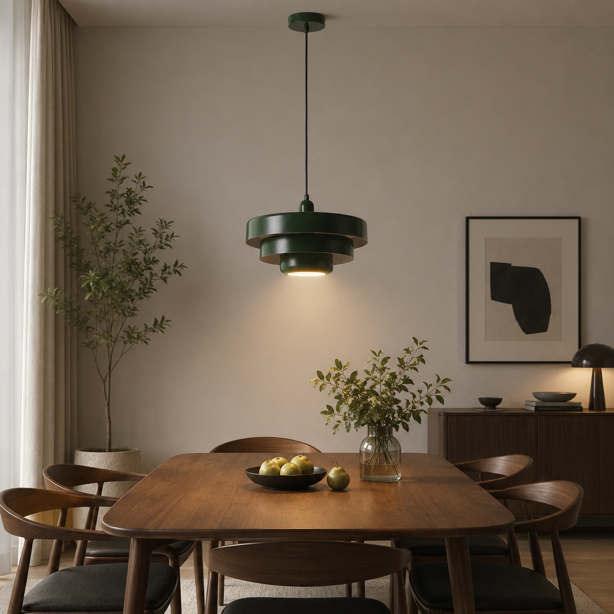 Una mesa de comedor de madera con peras, una planta y una lámpara colgante verde.