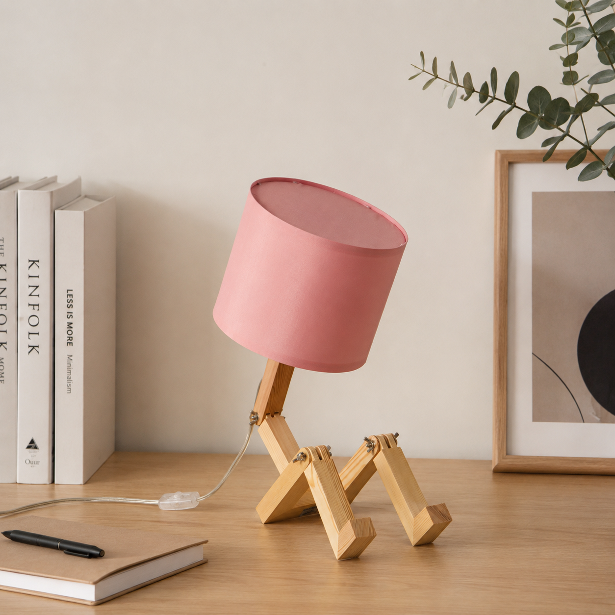 Un escritorio de madera con una lámpara rosa estilo robot.