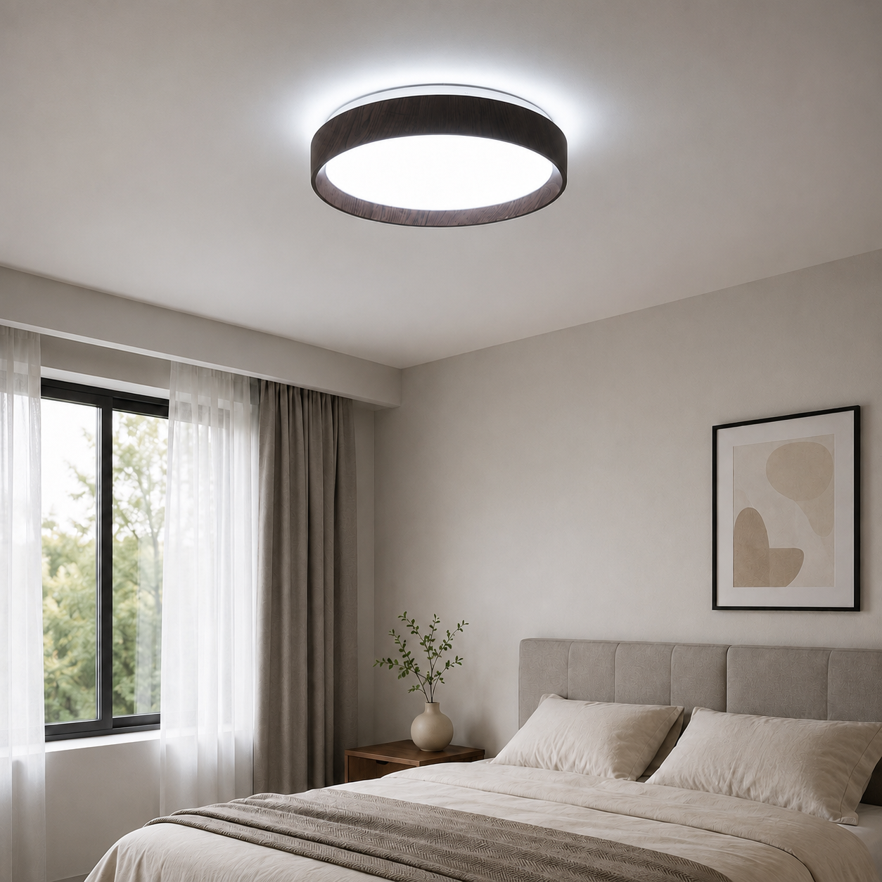 Una luz de techo redonda sobre una cama con cojines y manta, junto a una mesita de noche con jarrón.