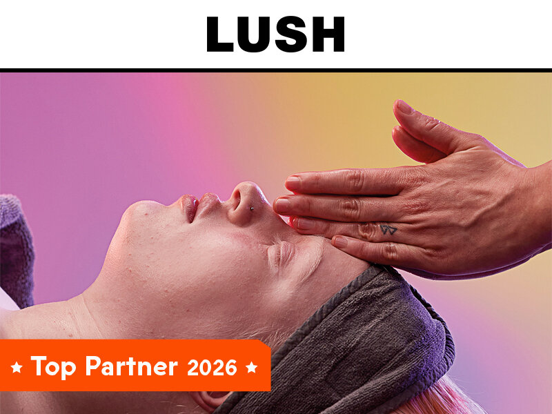 Una persona recibe un masaje facial con fondo de gradiente colorido.