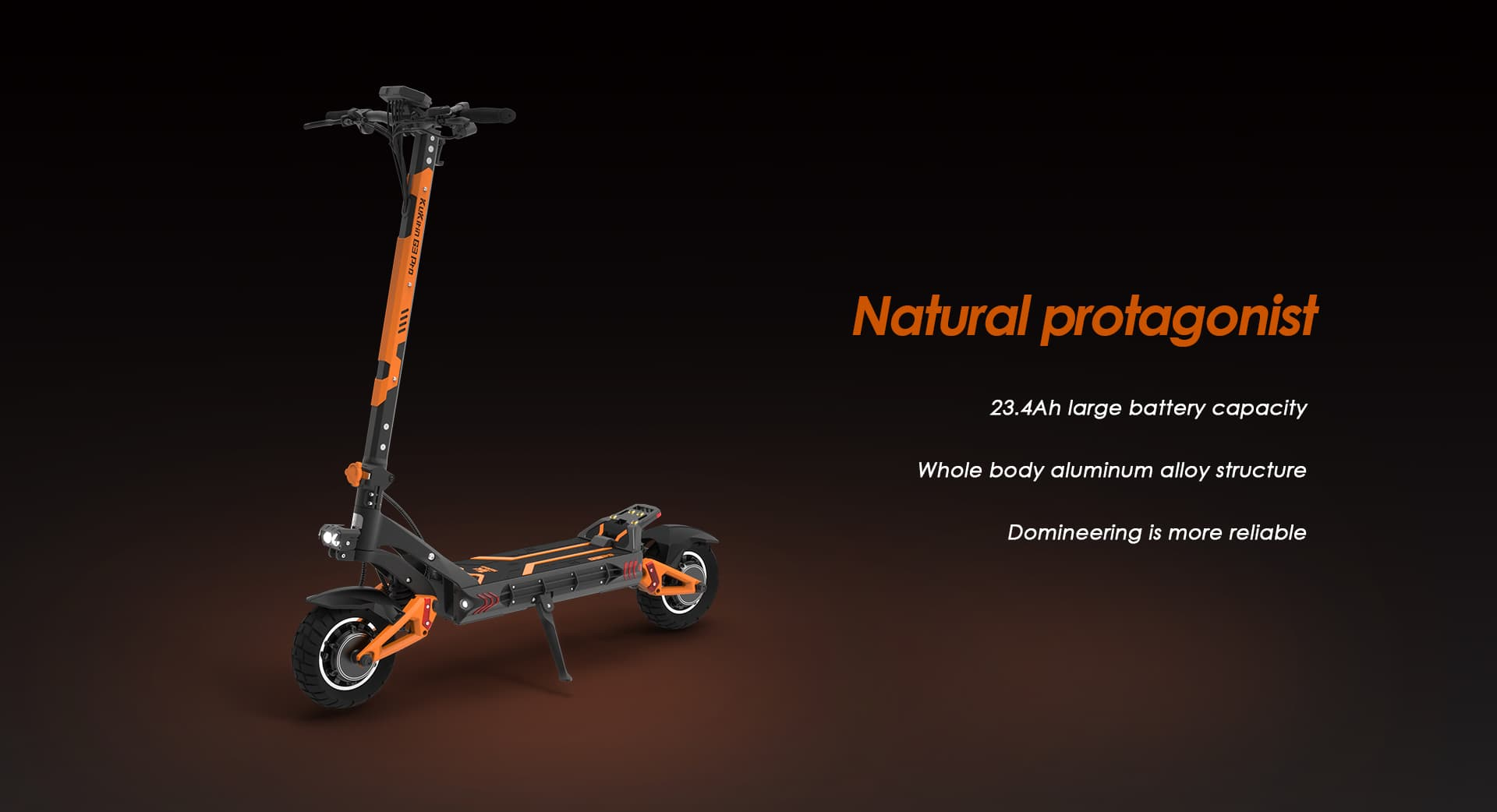 Uno scooter elettrico nero e arancione con ruote grandi e luci.