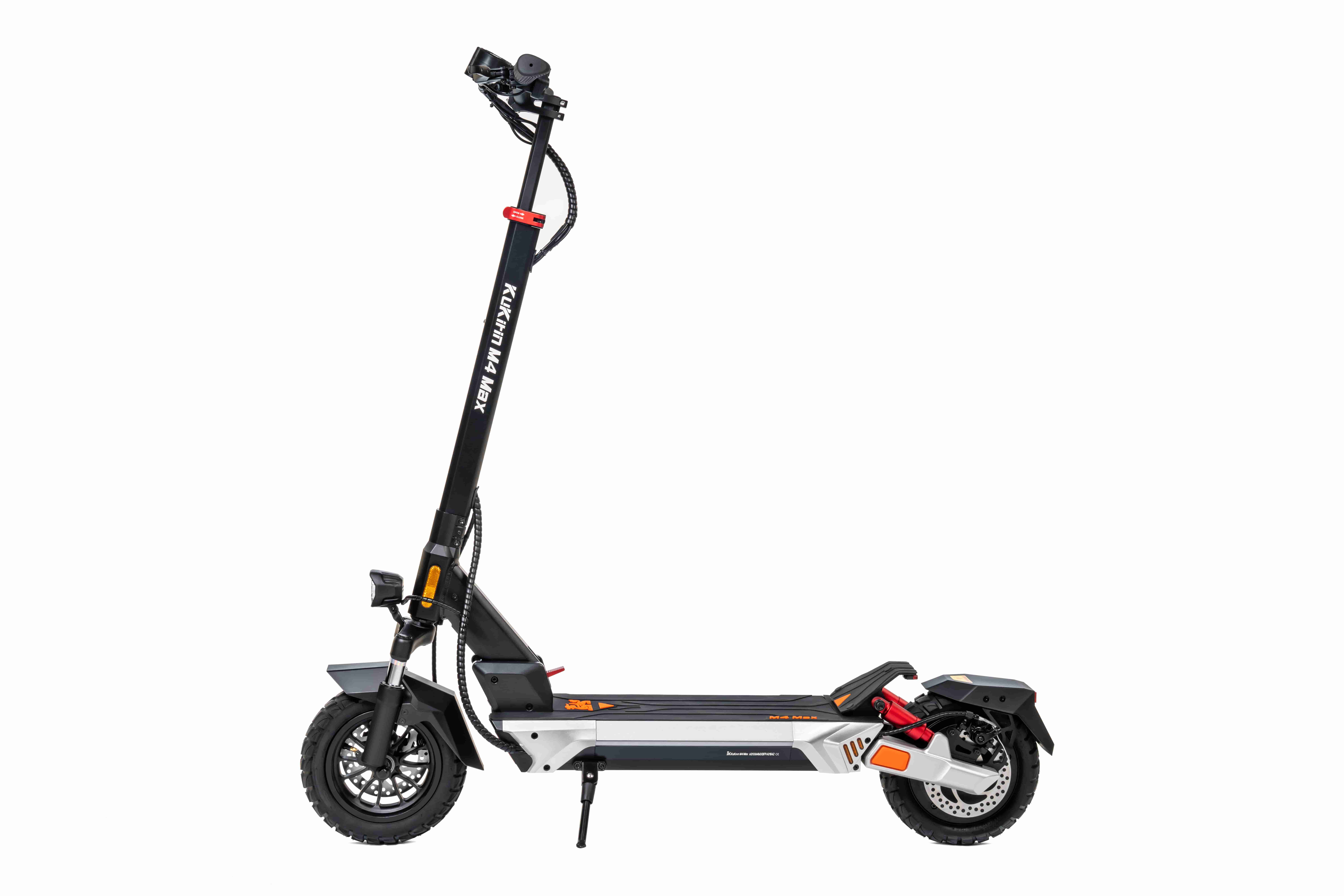 Uno scooter elettrico nero con accenti arancioni si trova su sfondo bianco.