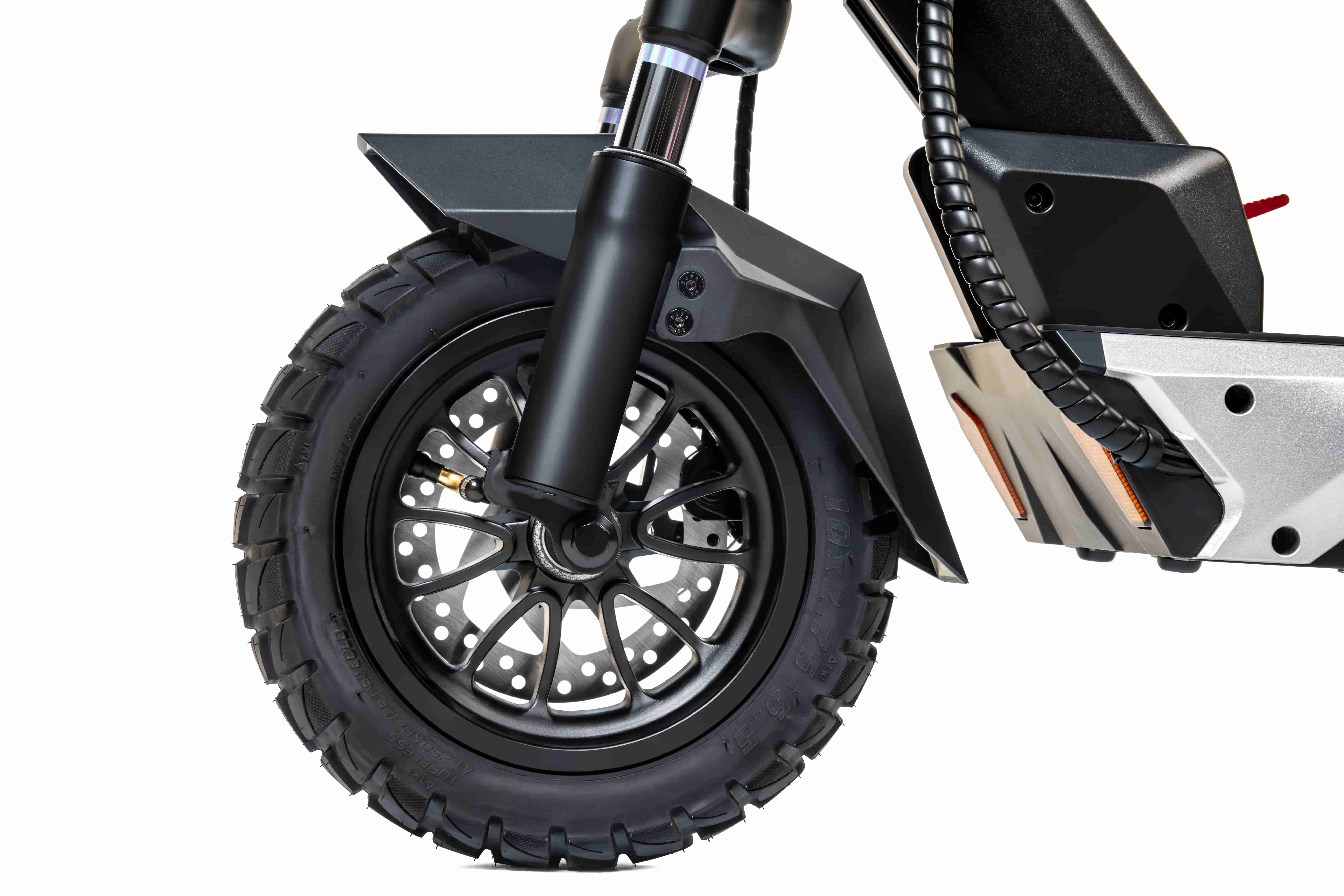 Primo piano della ruota anteriore e delle sospensioni di uno scooter elettrico.