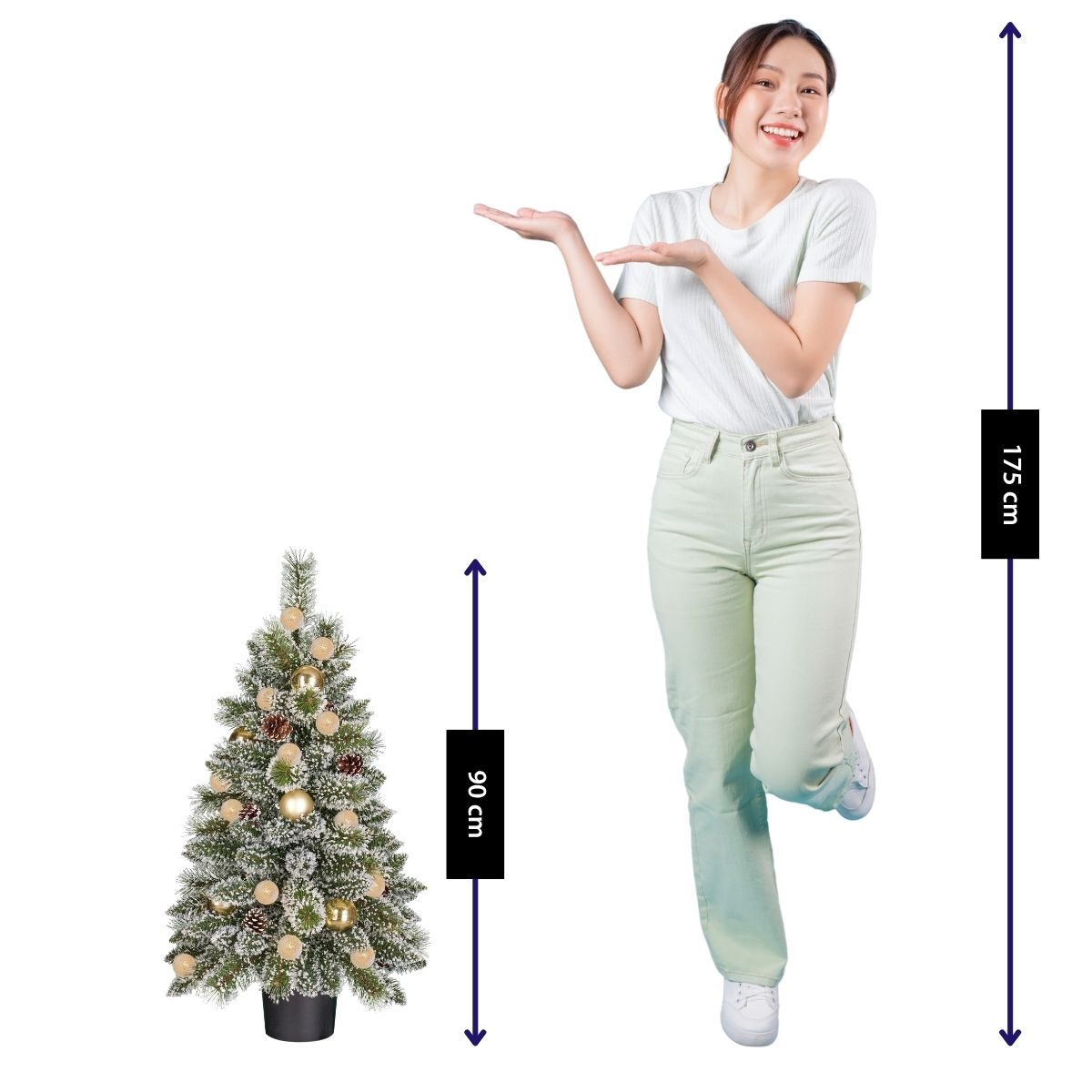 Een vrouw (175 cm) naast een versierde kerstboom (90 cm).