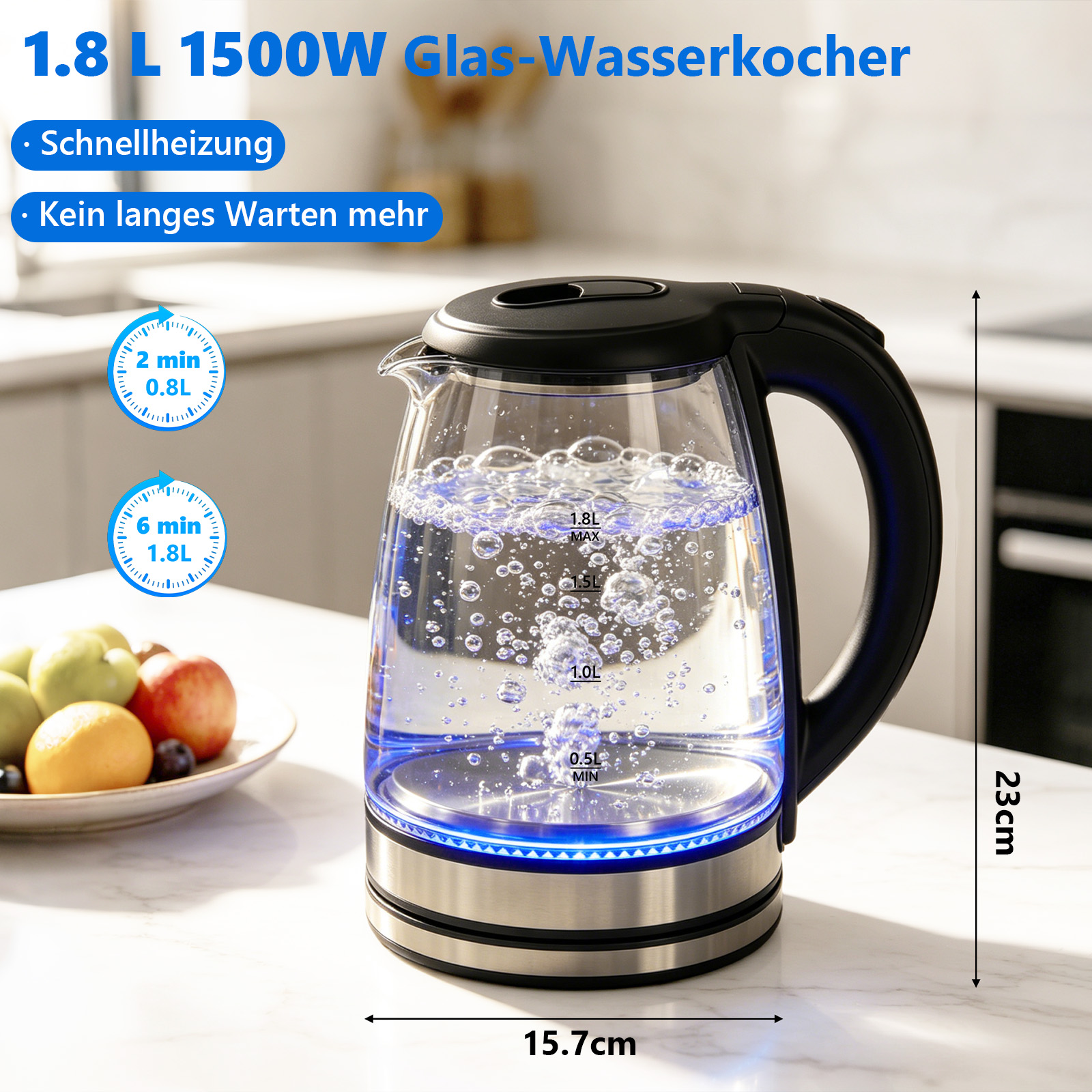 Ein Glas-Wasserkocher mit blauer Beleuchtung kocht Wasser. Maße: 15,7x23cm.