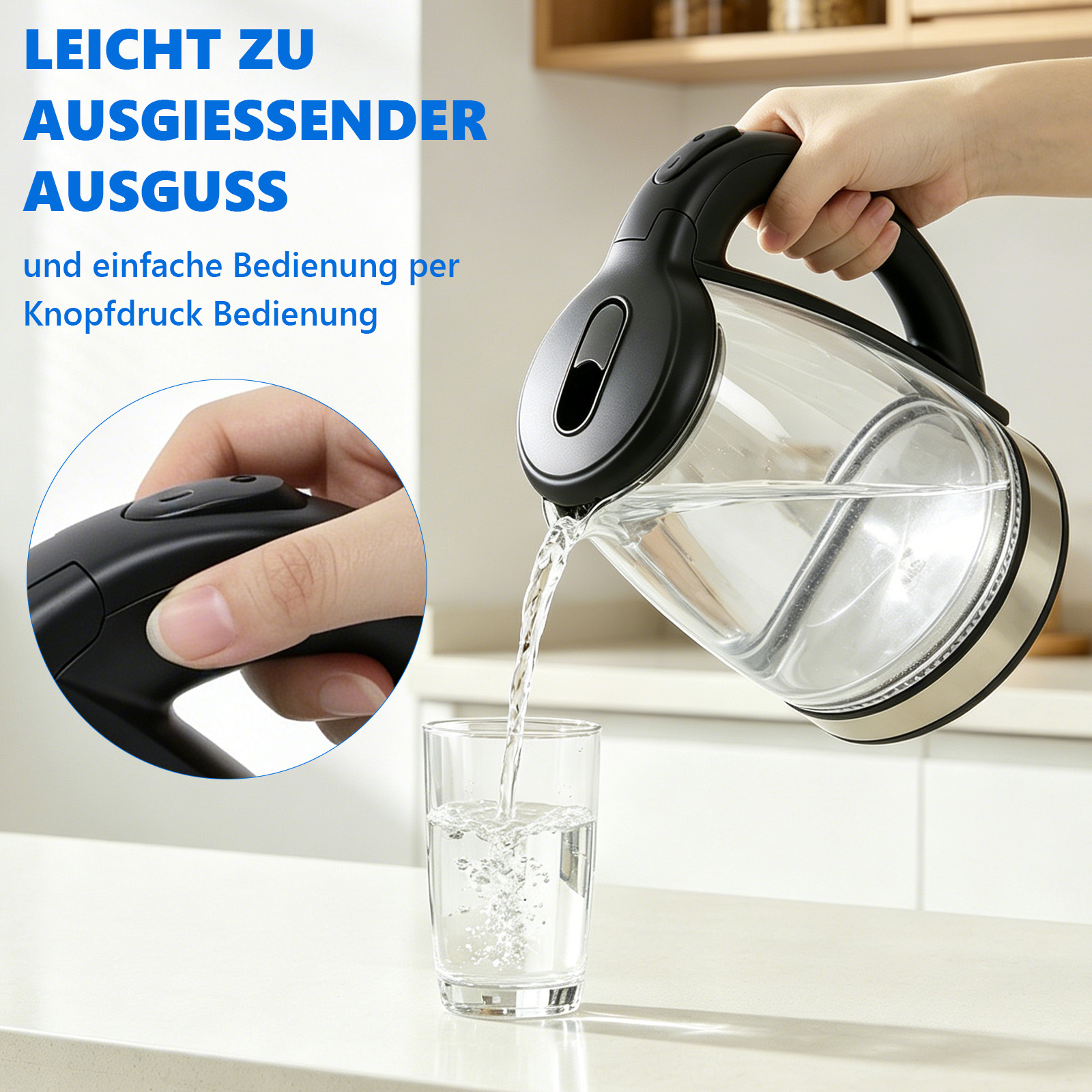 Eine Hand gießt Wasser aus einem Glaswasserkocher in ein Glas.