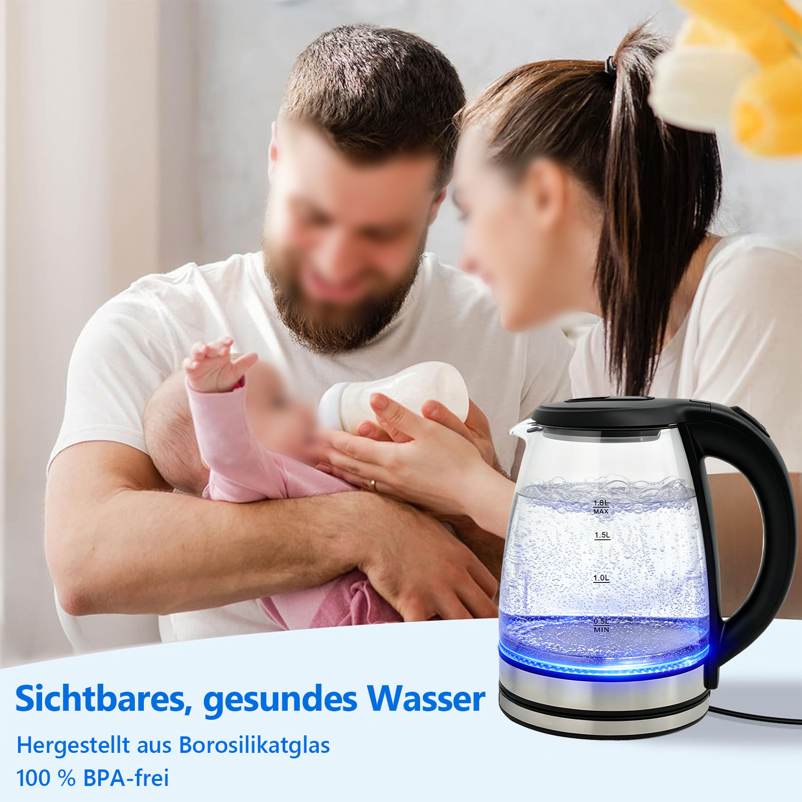 Familie mit Baby und kochendem Wasserkocher mit blauer LED-Beleuchtung.