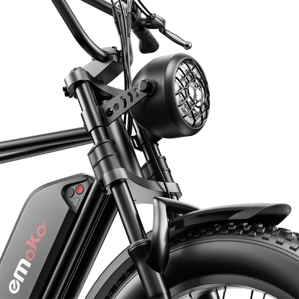 Primo piano di una e-bike nera con distintivo faro e pneumatico.