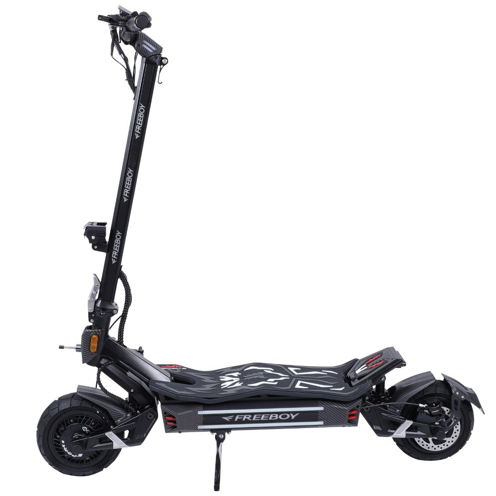 Uno scooter elettrico nero con pedana larga e accenti rossi è in piedi sul cavalletto.