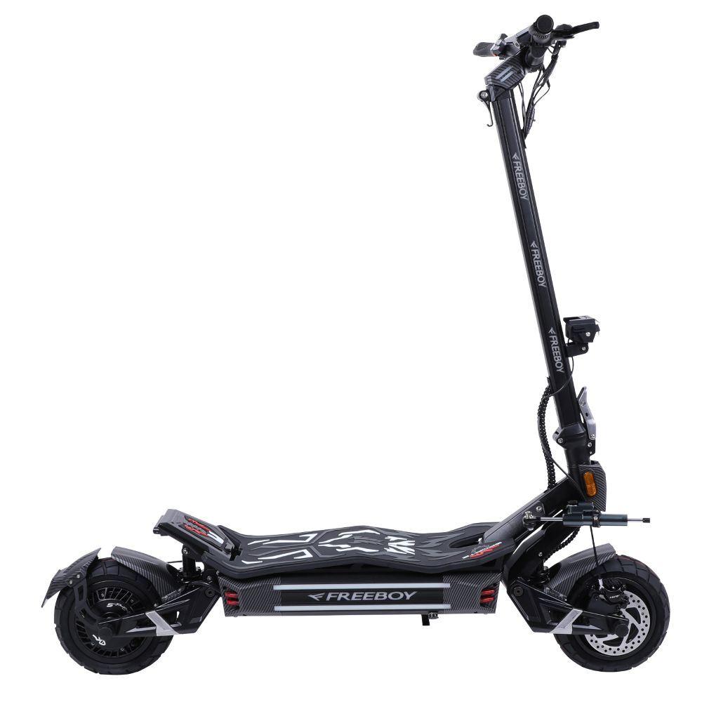 Uno scooter elettrico nero con accenti argentati e il logo "FREEBOY".