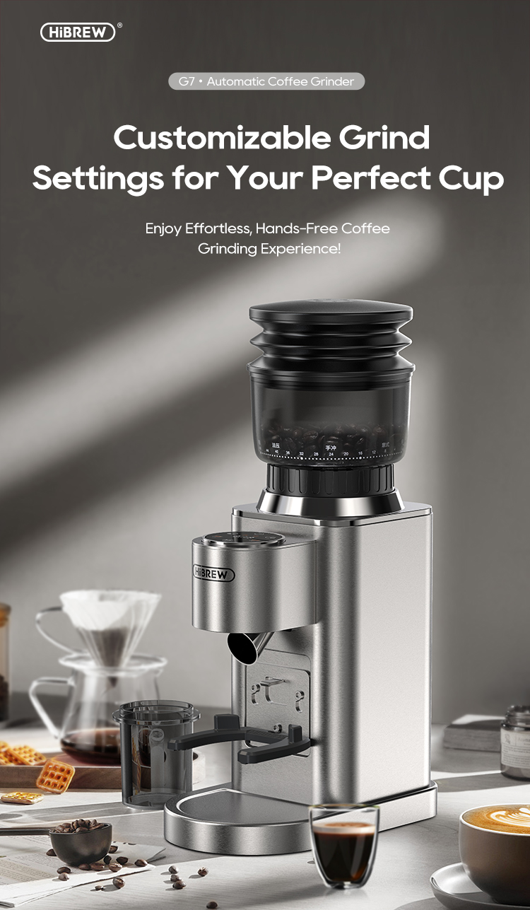 Molinillo de café plateado automático con depósito de granos y vaso de café.