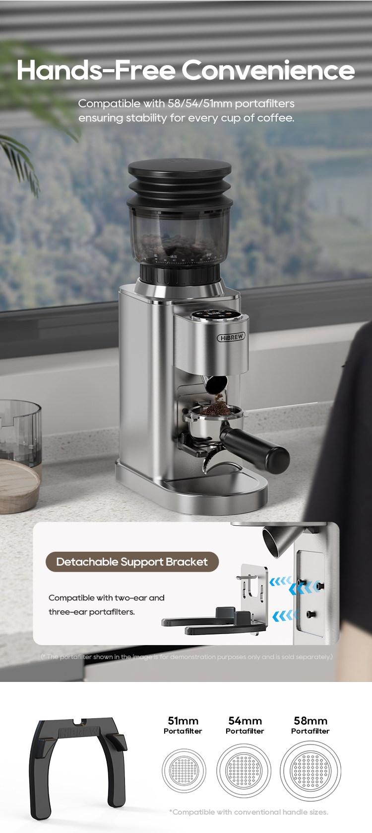 Molinillo de café plateado con portafiltro y accesorios. Tolva superior con granos.