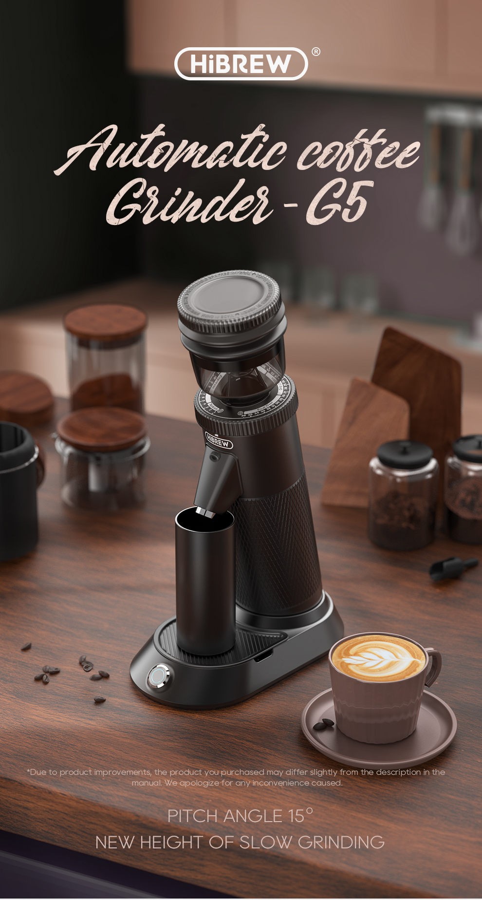 Un molinillo de café negro automático sobre una mesa de madera con un café con leche.
