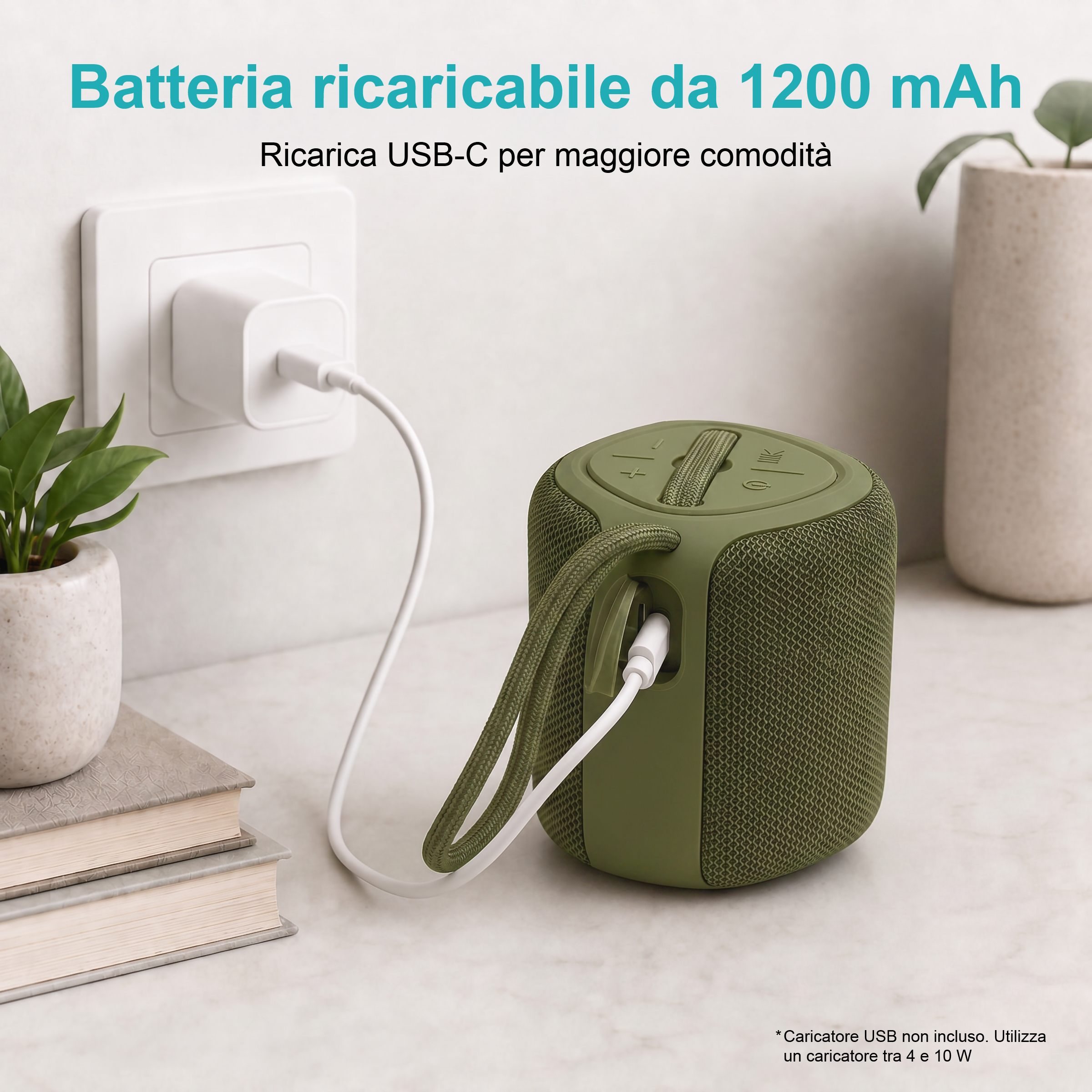 Altoparlante verde con cavo di ricarica USB-C collegato a un adattatore bianco.