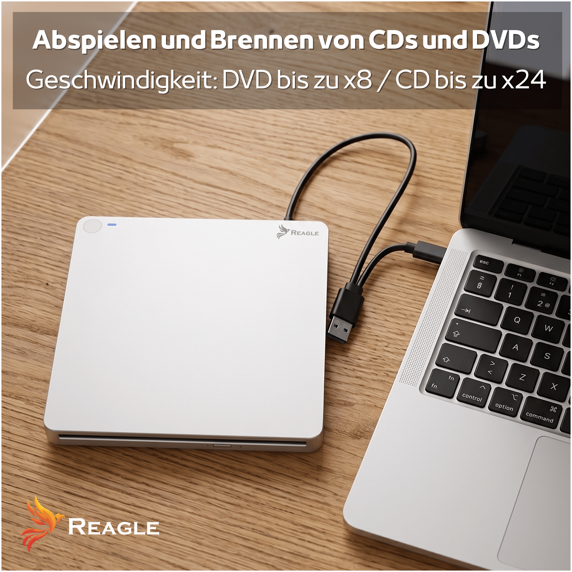 Biała zewnętrzna nagrywarka CD/DVD jest podłączona do laptopa.