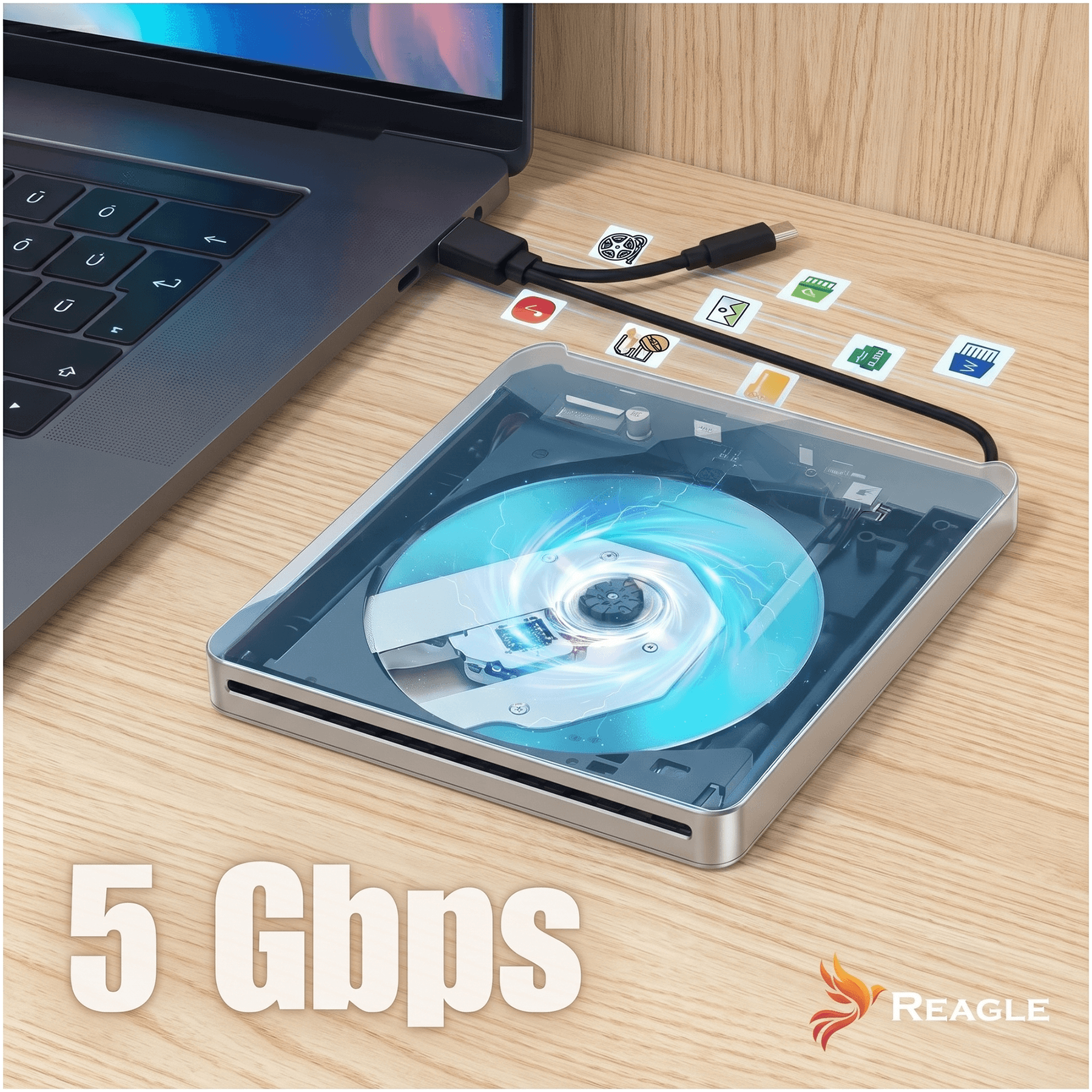 Laptop podłączony do zewnętrznego napędu CD, prędkość 5 Gbps.