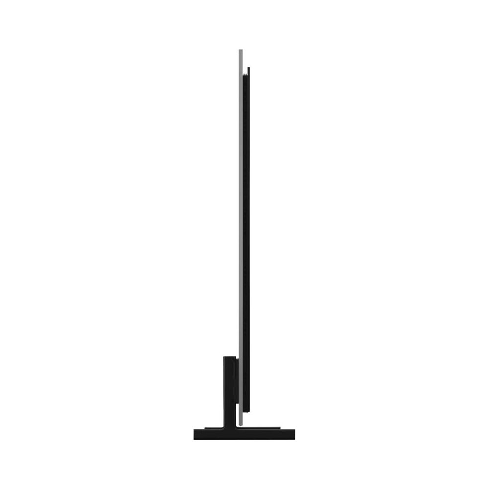 Une TV à écran plat noire et fine sur un support étroit sur fond blanc.