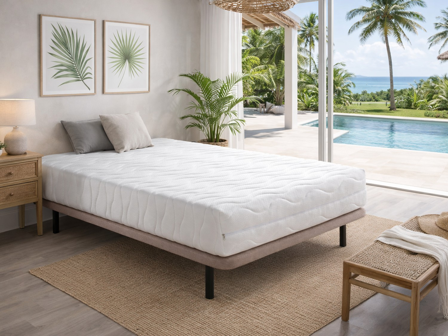 Una cama blanca con colchón y almohadas junto a una vista a la piscina con palmeras.