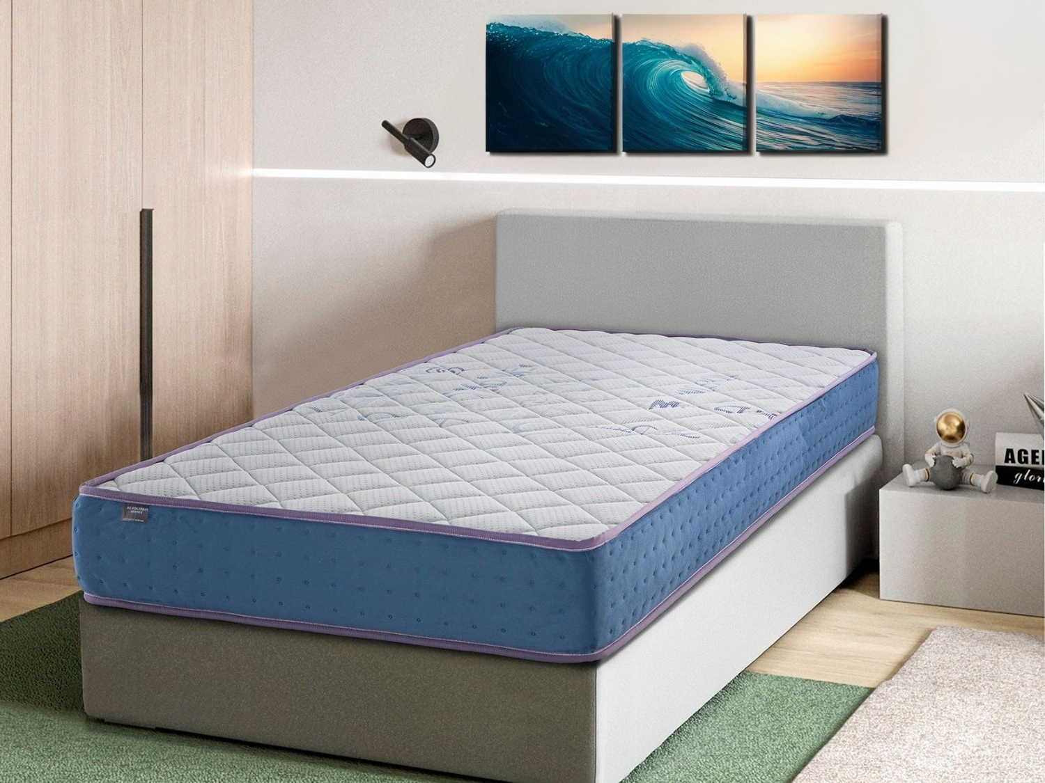 Una cama individual con colchón azul y ribete morado, en un dormitorio.