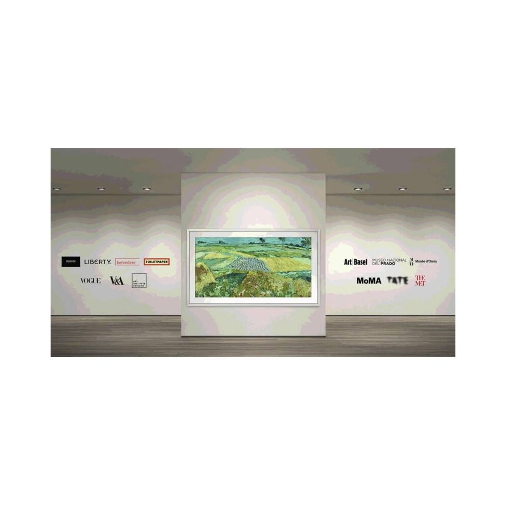 Œuvre d'art exposée sur un mur avec les logos de musées et de magazines.