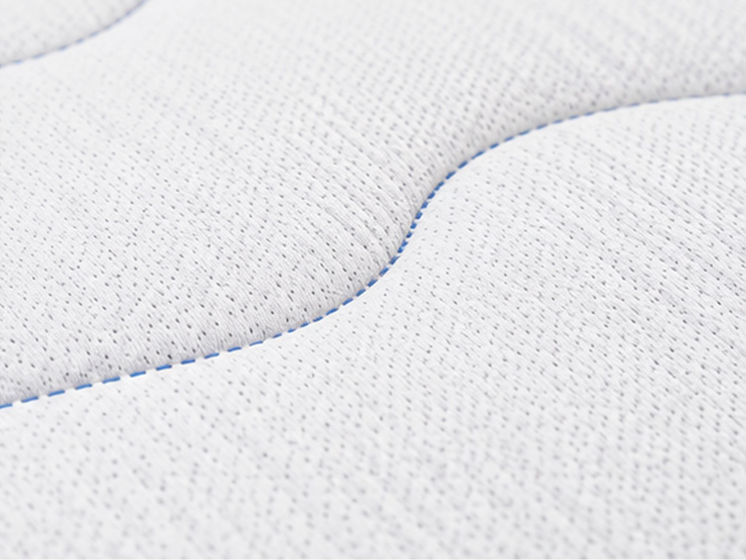 Primer plano de una superficie acolchada blanca con costuras azules. Se ven pequeñas perforaciones.