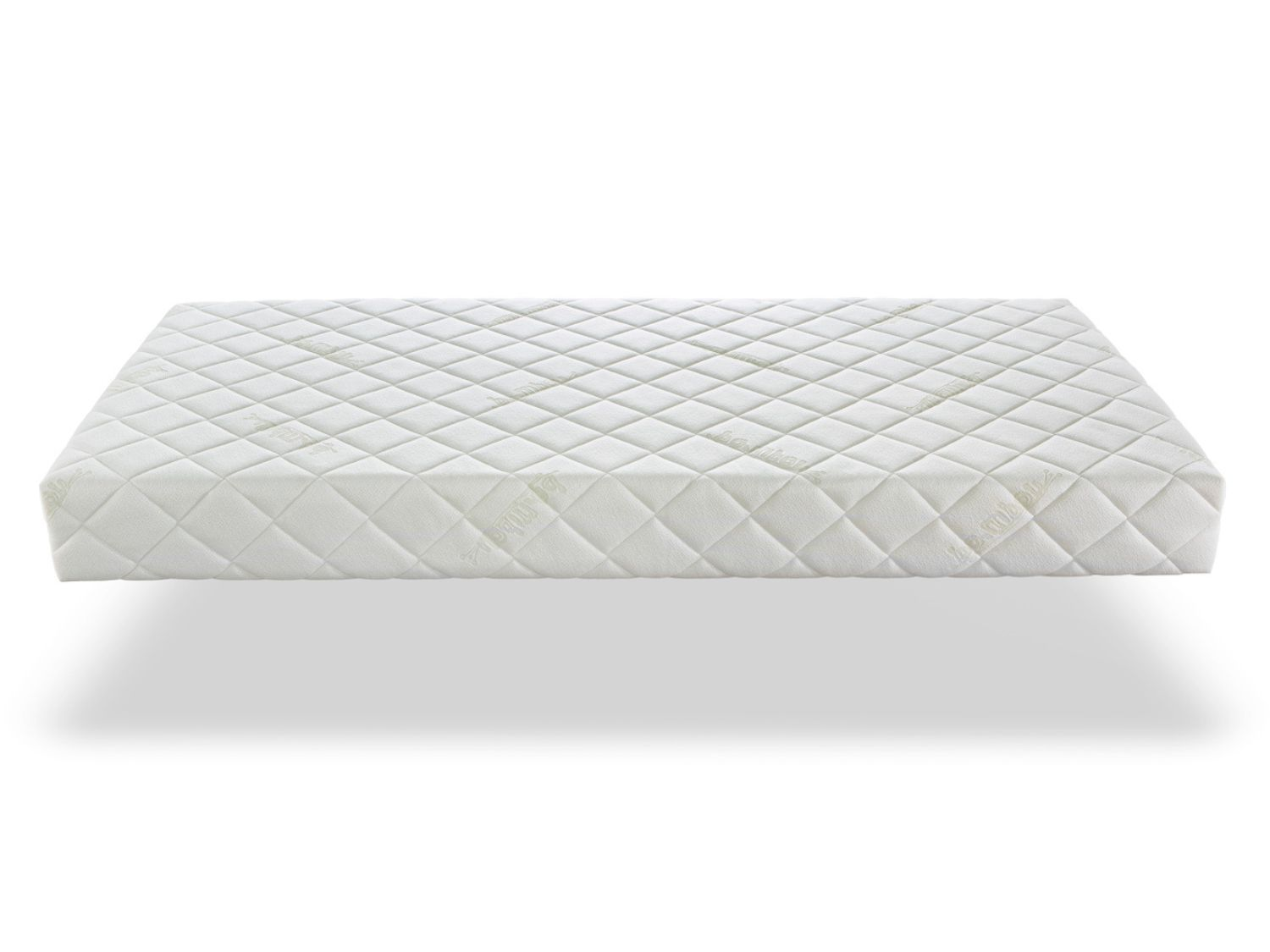 Un cubrecolchón blanco con patrón de diamantes y estampado de bambú.